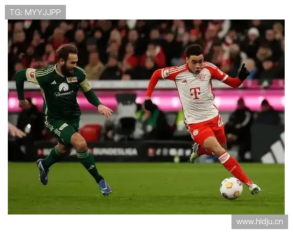 拜仁防线站位混乱、回防脱节,表面稳固实则隐患已现 拜仁防线站位混乱、回防脱节,表面稳固实则隐患已现